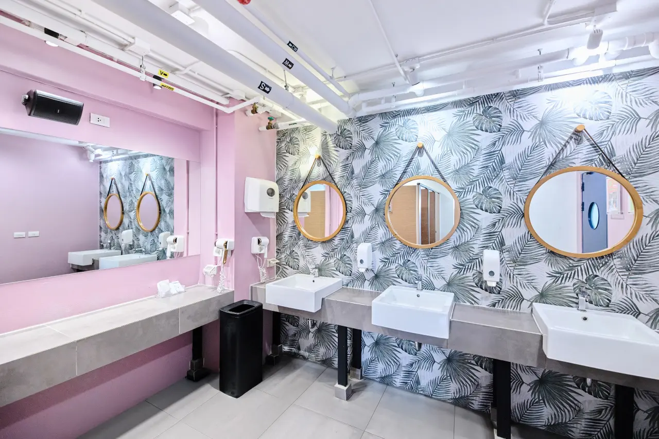 Ladies-Shared-Bathroom-02