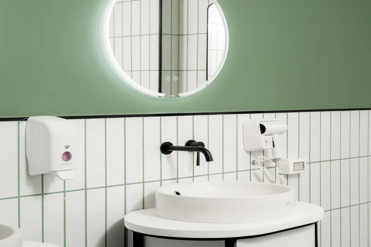 Shared-Bathroom_Male5