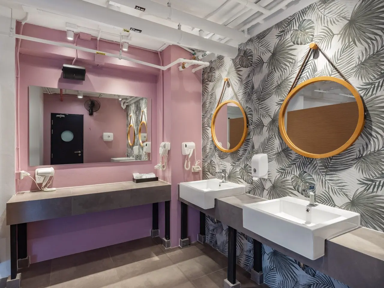 Shared Bathroom_Women (03)