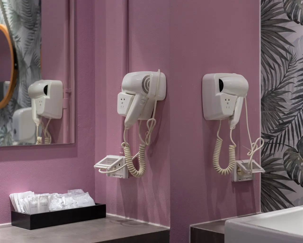 Shared Bathroom_Women (04)