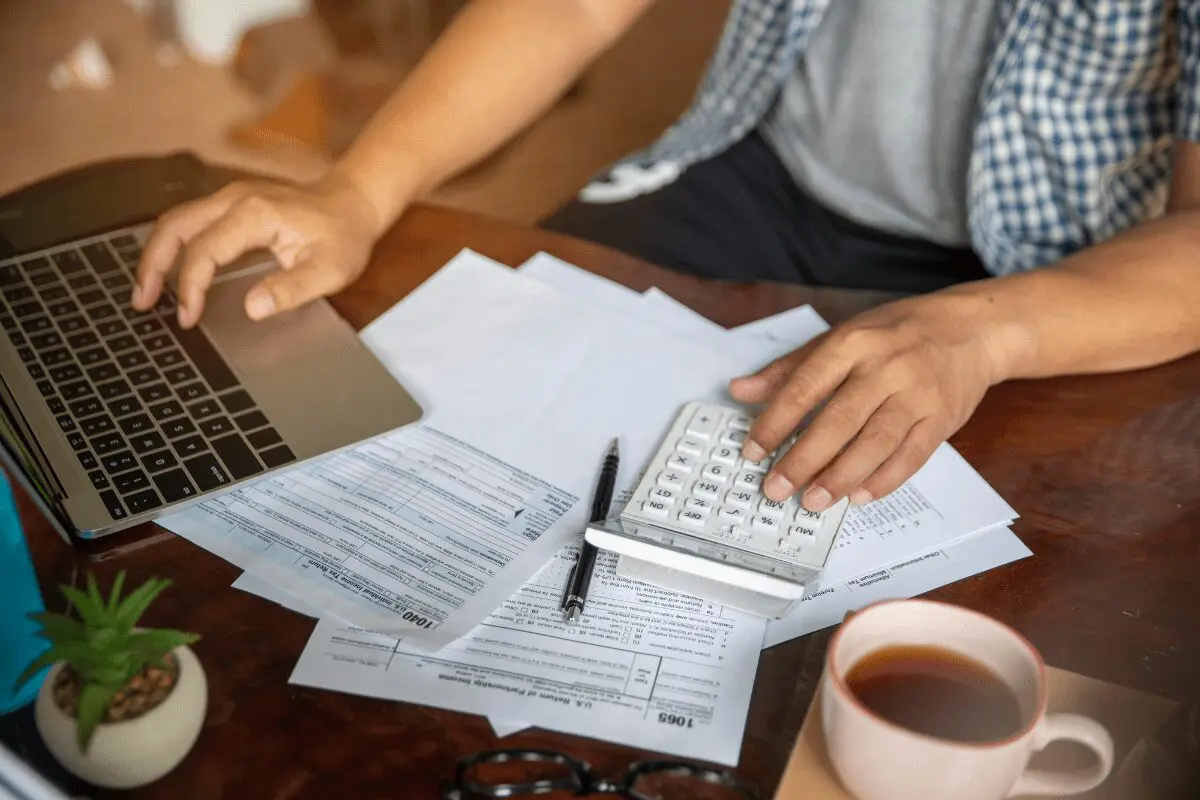 Solo Backpacking in Southeast Asia: How To Stay Safe and Budget-Conscious 4 budgeting your travel 1