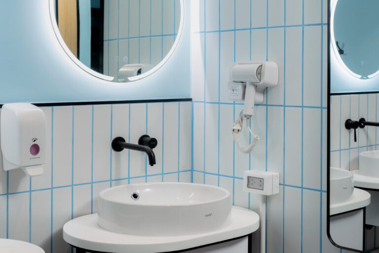 Gemeinschafts-Badezimmer-Frau9
