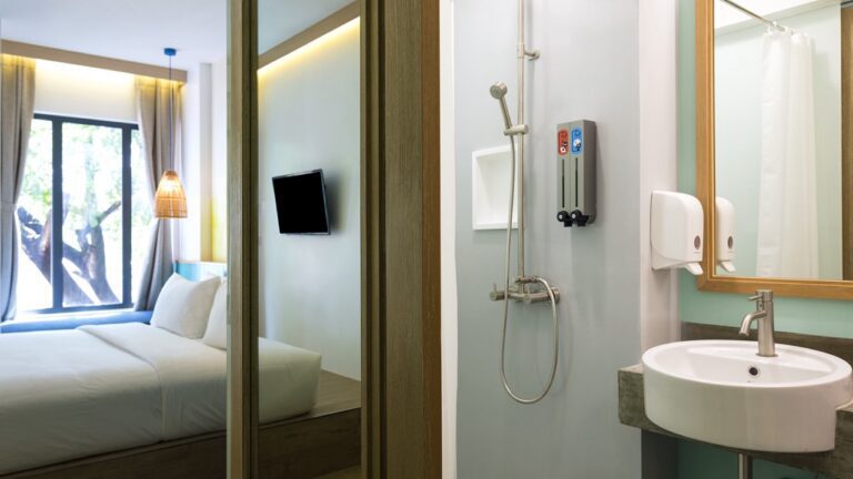 Cambodia Siem Reap 34 TONLÉ SAP KING (08)