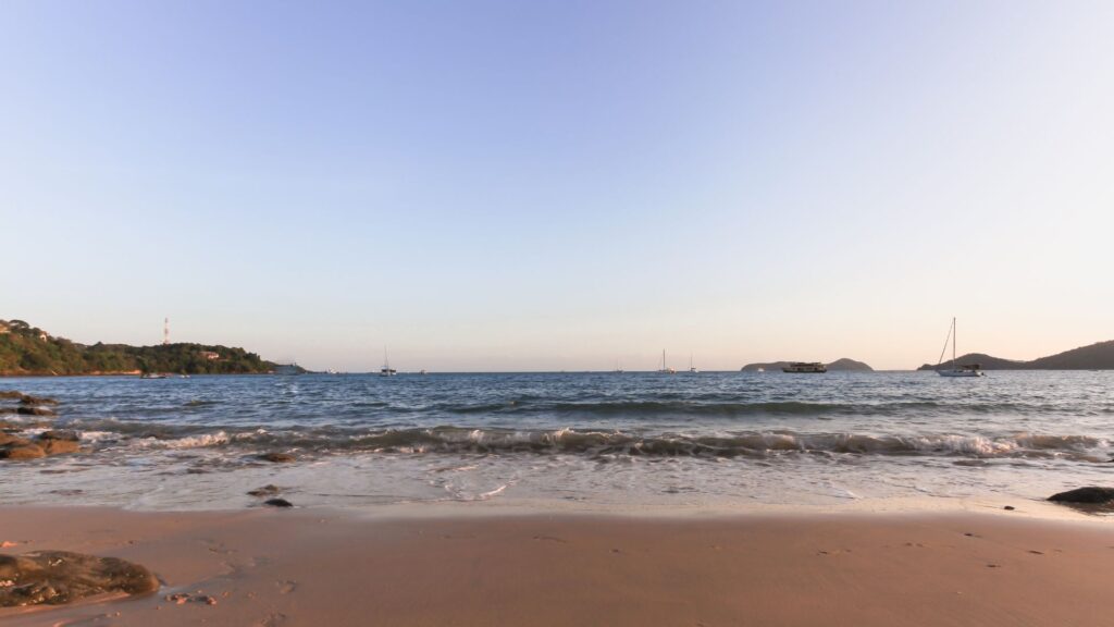 หาดอ่าวหยง: อัญมณีที่ซ่อนอยู่ของภูเก็ตที่คุณต้องไปเยือน